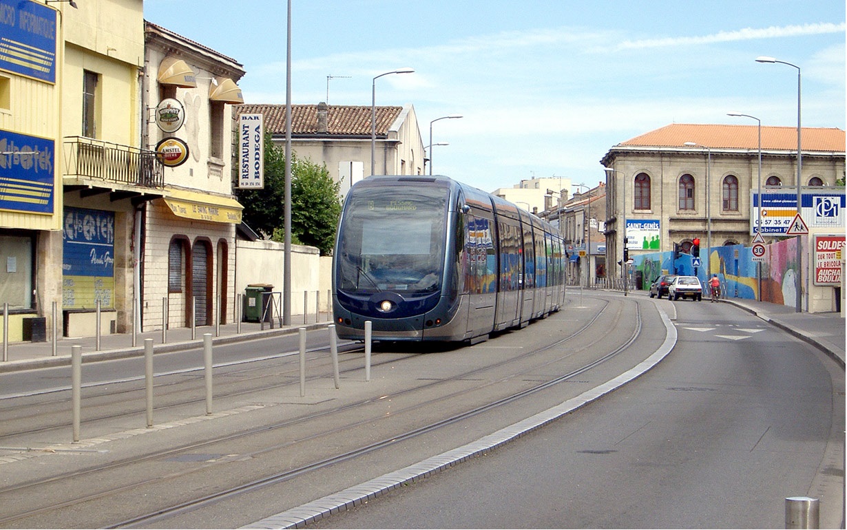 (1) Bordeaux-tram-aps-near-Roustaing.jpg